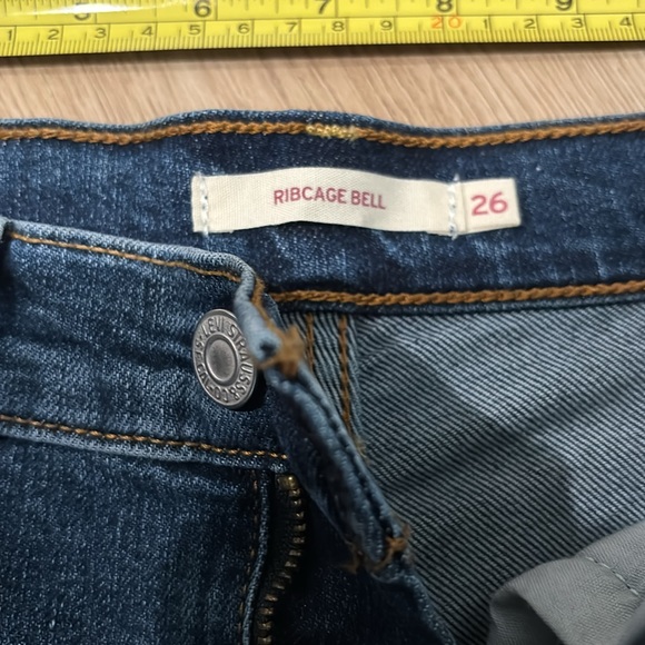 Levi’s Ribcage Bell Jean 26 w/shorter length - Picture 5 of 5